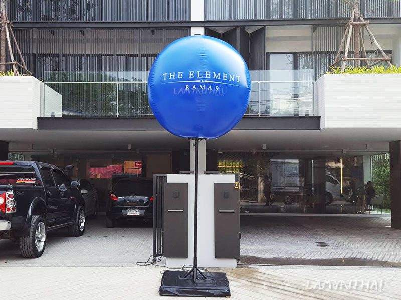 บอลลูนโฆษณาสีน้ำเงินบนขาตั้ง หน้าโครงการคอนโด The Element Rama 9