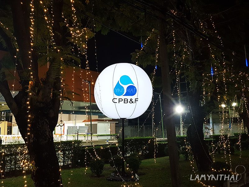บอลลูนโฆษณาไฟส่องสว่างพิมพ์โลโก้ CPB&F ติดตั้งกลางสวนประดับไฟยามค่ำคืน