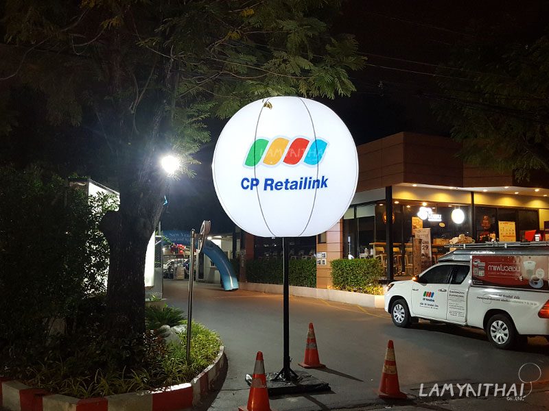 บอลลูนโฆษณาแบบมีไฟส่องสว่าง CP Retailink ตั้งหน้าร้านตอนกลางคืน
