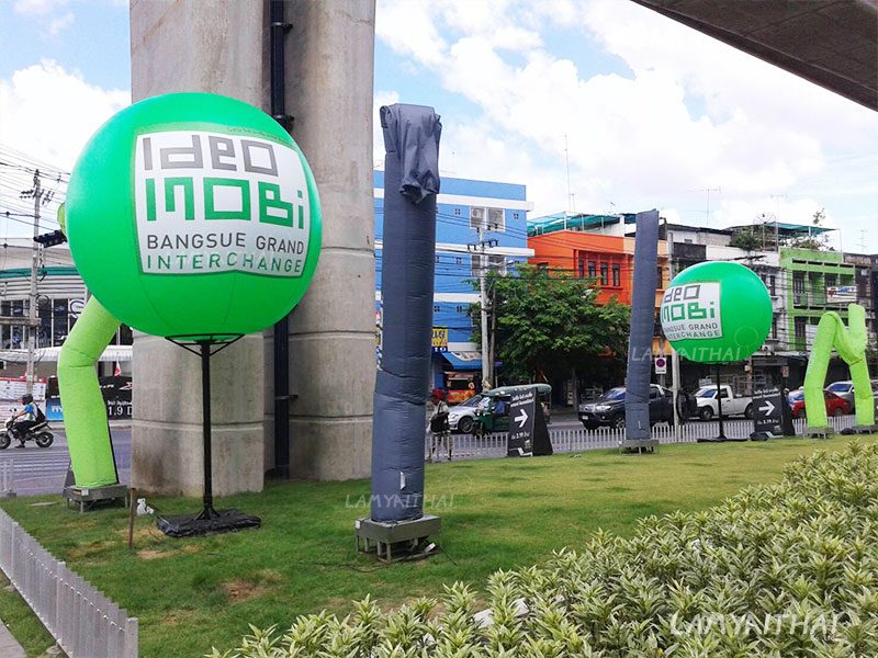 บอลลูนโฆษณาสีเขียวโครงการ Ideo Mobi Bangsue Grand Interchange ริมถนน