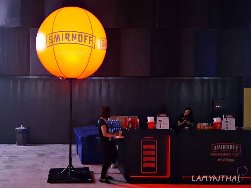บอลลูนโฆษณาสีส้มมีไฟ แบรนด์ Smirnoff ในงานอีเวนต์ปาร์ตี้