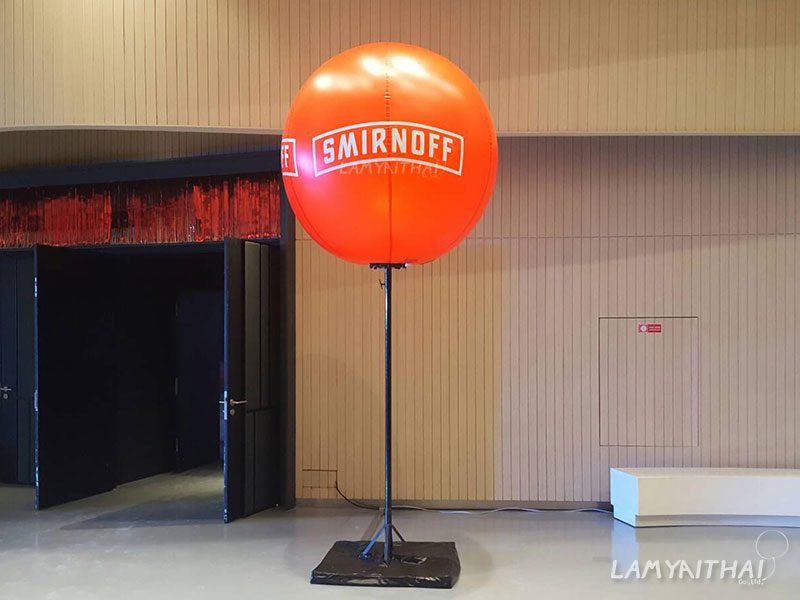 บอลลูนโฆษณาสีส้มพร้อมขาตั้ง พิมพ์โลโก้ SMIRNOFF ภายในฮอลล์จัดงาน