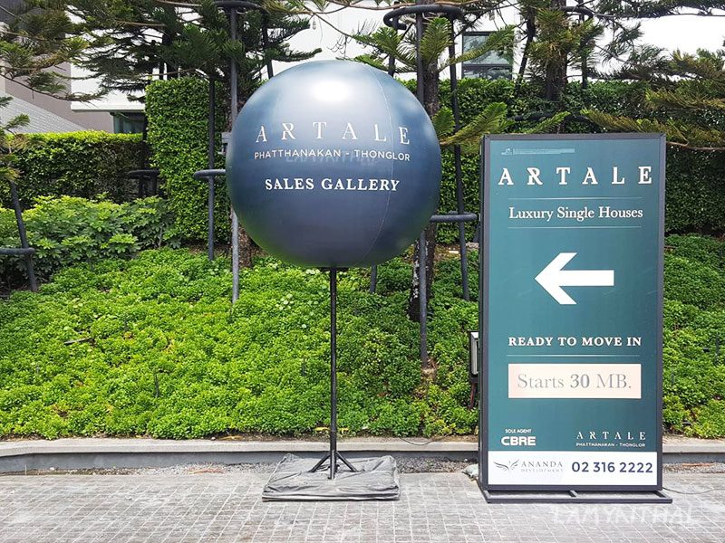 บอลลูนโฆษณาบนขาตั้ง หน้าโครงการบ้านหรู Artale พัฒนาการ-ทองหล่อ