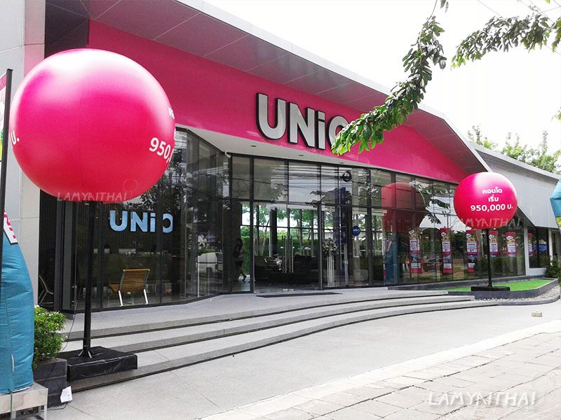 บอลลูนโฆษณาสีชมพูตั้งหน้าสำนักงานขายคอนโด UNiO