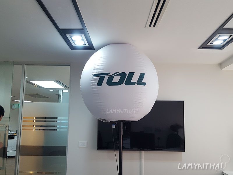 บอลลูนโฆษณาสีขาวพิมพ์โลโก้ TOLL ตั้งภายในสำนักงาน