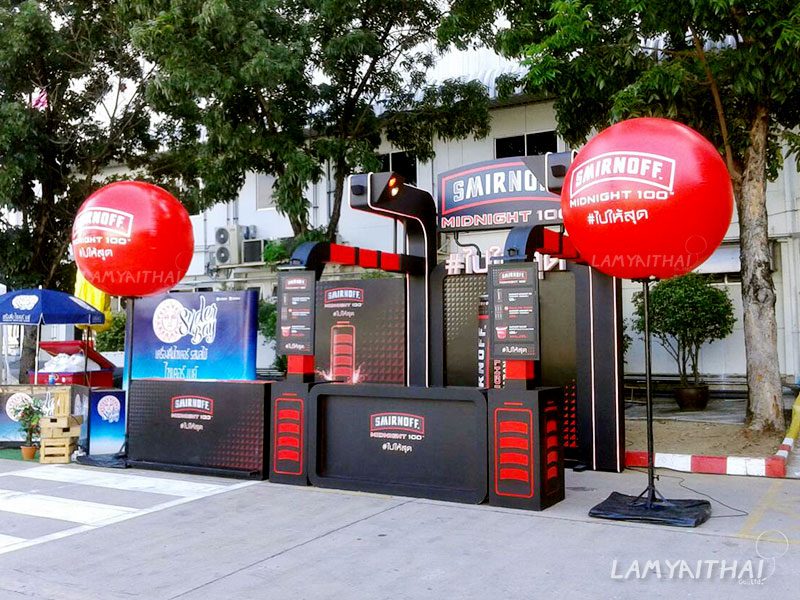 บอลลูนโฆษณาสีแดงคู่พิมพ์โลโก้ Smirnoff Midnight 100 หน้าบูธกิจกรรมเปิดตัวสินค้า