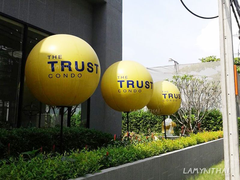 บอลลูนโฆษณาสีเหลืองสามลูก The Trust Condo หน้าโครงการคอนโด