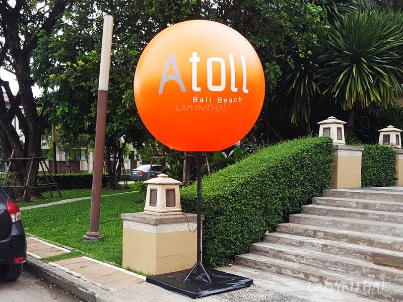 บอลลูนโฆษณาทรงกลมสีส้ม Atoll Bali Beach หน้าโครงการบ้าน