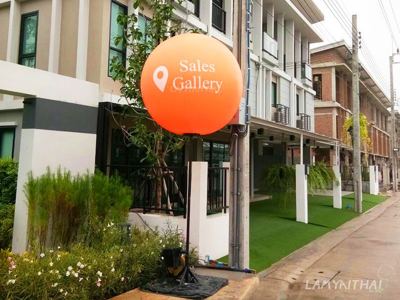 บอลลูนโฆษณาสีส้ม Sales Gallery หน้าโครงการบ้านทาวน์โฮม