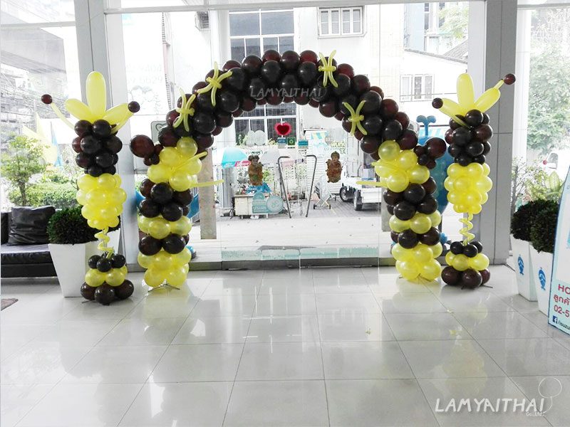 ซุ้มลูกโป่งโค้งสีเหลืองดำ ตกแต่งทางเข้าอาคารสำนักงาน
