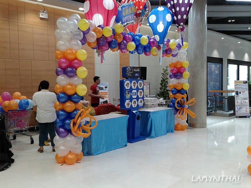 ซุ้มลูกโป่งหลากสีตกแต่งบูธกิจกรรม Grand Opening ในห้างสรรพสินค้า
