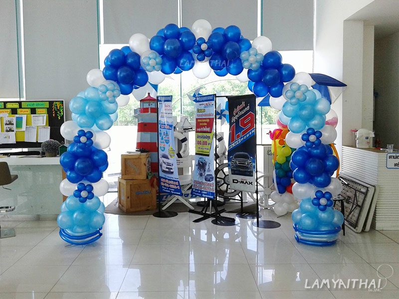 ซุ้มลูกโป่งโทนน้ำเงินขาว ตกแต่งโชว์รูมรถยนต์อีซูซุ D-MAX
