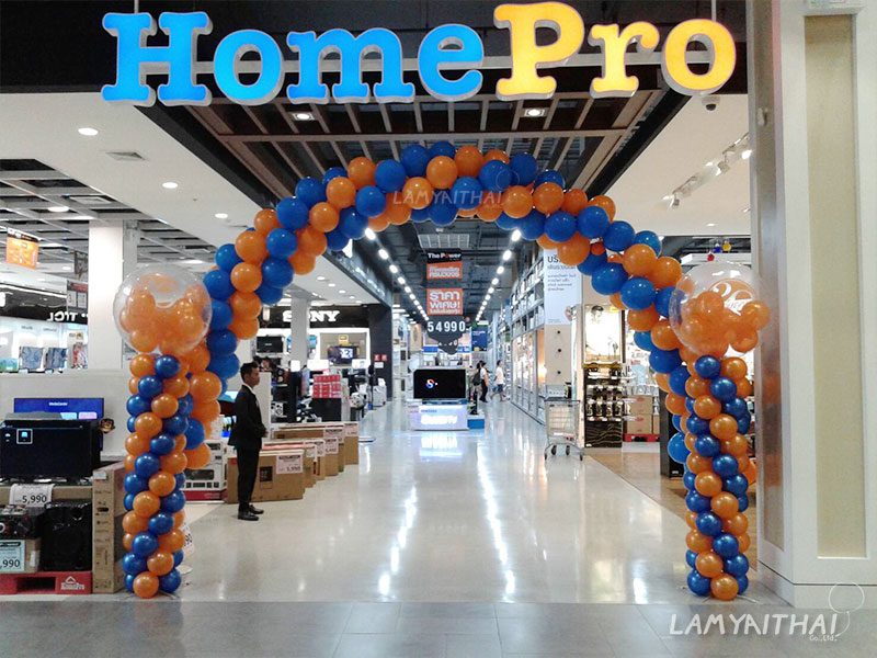ซุ้มลูกโป่งสีส้มน้ำเงินตกแต่งทางเข้าร้าน HomePro ในห้างสรรพสินค้า
