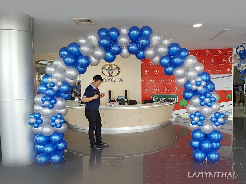 ซุ้มลูกโป่งสีน้ำเงินเงินแต่งดอกไม้ หน้าเคาน์เตอร์โชว์รูมโตโยต้า