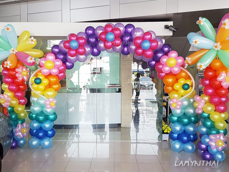 ซุ้มลูกโป่งลายดอกไม้หลากสี ตกแต่งทางเข้าอาคารสำนักงาน