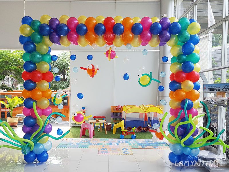 ซุ้มลูกโป่งสีรุ้งธีมใต้ทะเลตกแต่งมุมเด็กเล่นในโชว์รูม