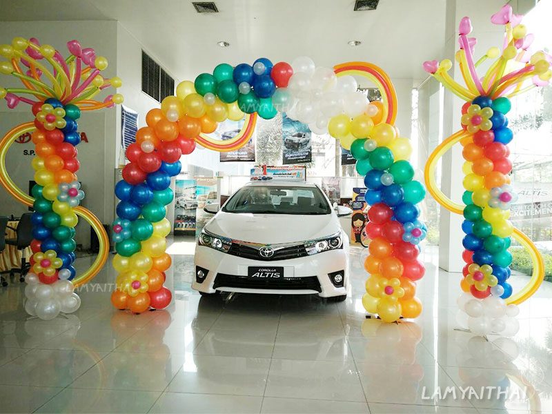 ซุ้มลูกโป่งสายรุ้งหลากสี ตกแต่งรถ Corolla Altis ในโชว์รูมโตโยต้า
