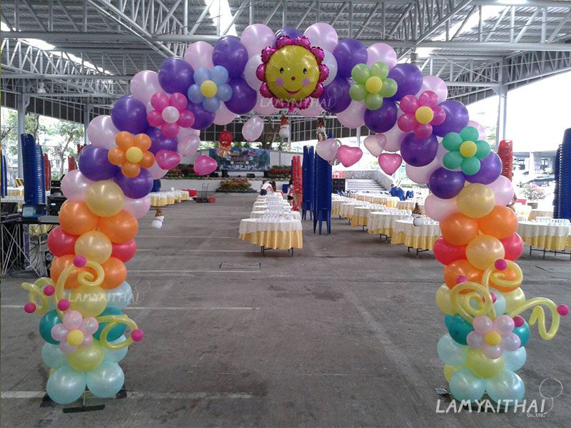 ซุ้มลูกโป่งสีพาสเทลแต่งดอกไม้และพระอาทิตย์ ในงานเลี้ยงใต้หลังคาโดม