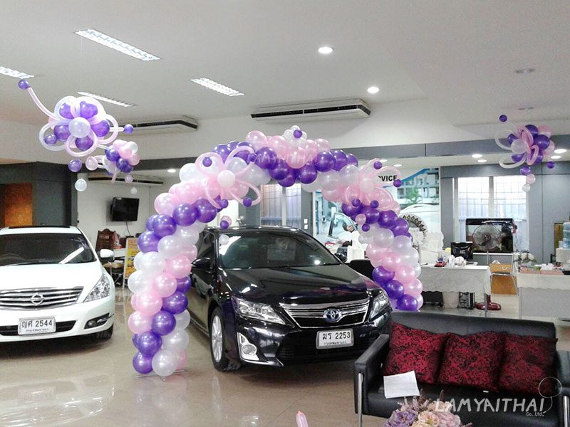 ซุ้มลูกโป่งโทนม่วงชมพู ตกแต่งรถยนต์ในโชว์รูมโตโยต้า