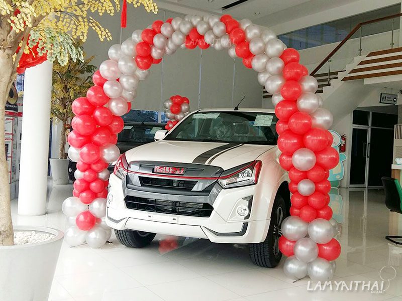 ซุ้มลูกโป่งสีแดงเงิน ตกแต่งรถกระบะอีซูซุในโชว์รูมรถยนต์