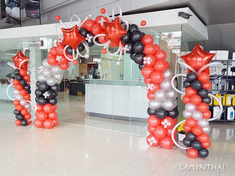 ซุ้มลูกโป่งสีแดงดำเงินประดับดาวฟอยล์ในโชว์รูมรถยนต์