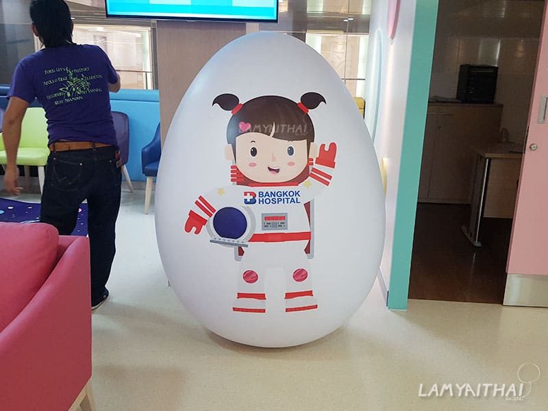 บอลลูนรูปไข่พิมพ์ลายเด็กนักบินอวกาศ Bangkok Hospital ในโรงพยาบาล