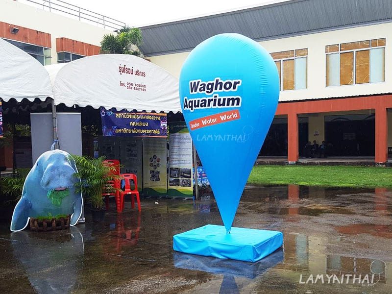 บอลลูนโฆษณาทรงหยดน้ำสีฟ้า Waghor Aquarium ตั้งหน้างานนิทรรศการ