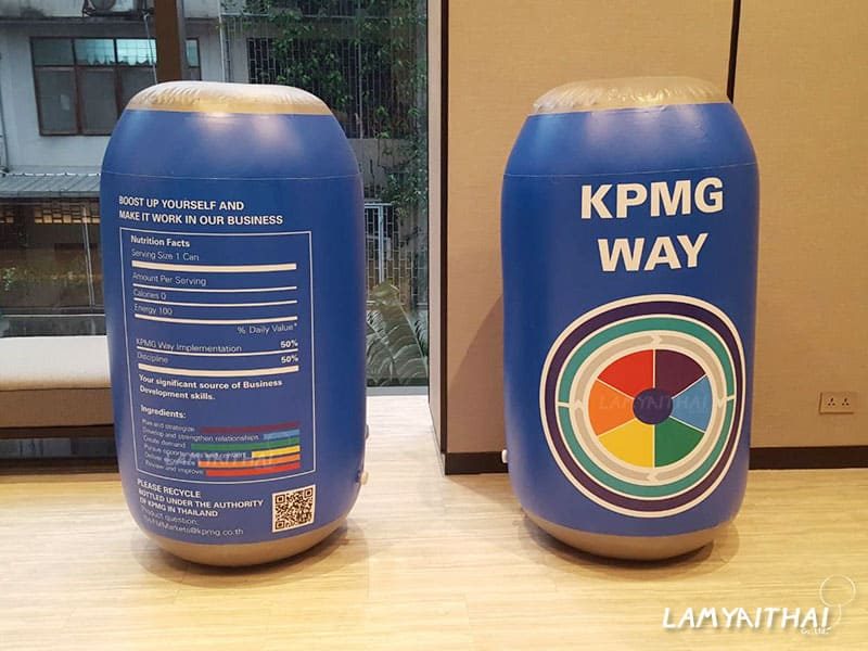 บอลลูนโฆษณารูปกระป๋องสีน้ำเงิน KPMG WAY จัดแสดงในอาคารสำนักงาน