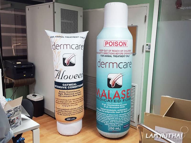 บอลลูนโฆษณารูปขวดผลิตภัณฑ์สัตว์เลี้ยง Dermcare จำลองสินค้าขนาดใหญ่