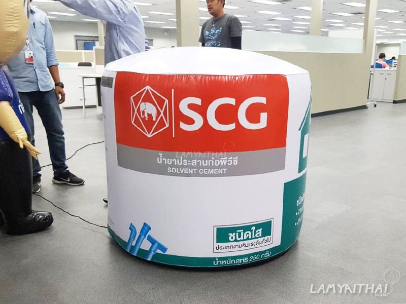 บอลลูนโฆษณารูปกระปุกน้ำยาประสานท่อพีวีซี SCG ในสำนักงาน