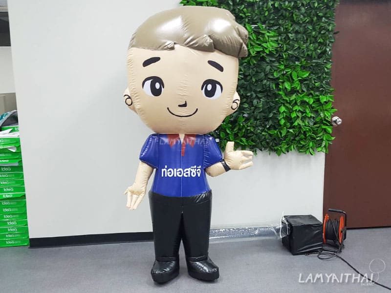 ตุ๊กตาโบกเป่าลมรูปการ์ตูนพนักงานเสื้อน้ำเงินพิมพ์ข้อความท่อเอสซีจี