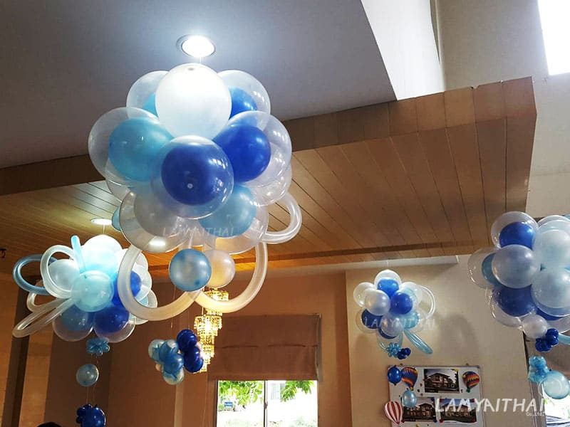 ลูกโป่งตกแต่งช่อโทนฟ้าขาว แขวนเพดานตกแต่งงานเลี้ยงในอาคาร