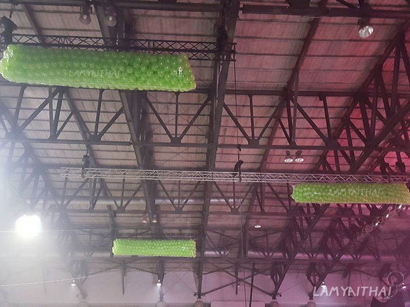บอลลูนดรอปตาข่ายลูกโป่งสีเขียว แขวนบนโครงหลังคาฮอลล์จัดงาน