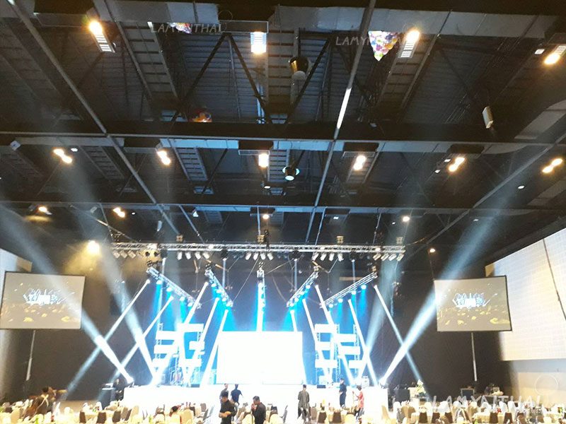 บอลลูนดรอปตาข่ายลูกโป่งบนเพดานฮอลล์งานอีเวนท์พร้อมเวทีคอนเสิร์ต