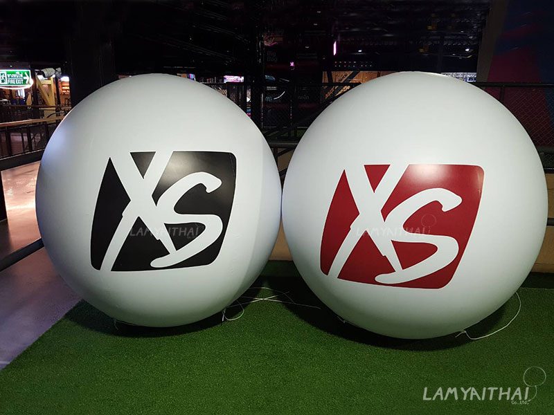 บอลลูนตั้งพื้นทรงกลมสีขาวพิมพ์โลโก้ XS สองลูกในงานอีเวนต์