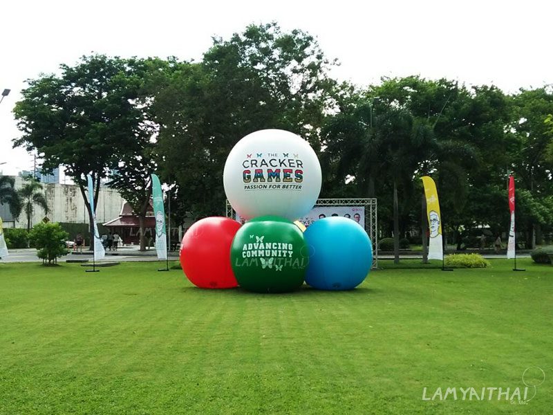 บอลลูนโฆษณาตั้งพื้นขนาดใหญ่หลากสี งาน The Cracker Games กลางสนามหญ้า