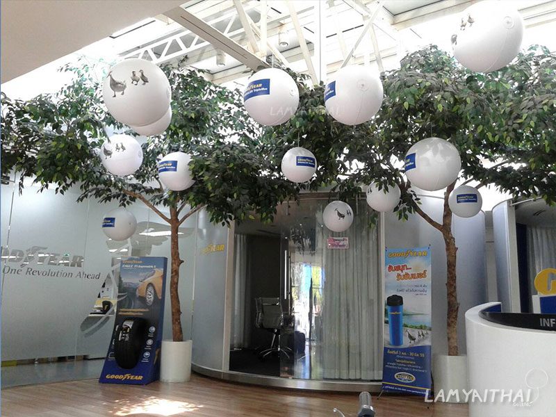 ลูกโป่งแขวนเพดานพิมพ์โลโก้ ตกแต่งภายในศูนย์บริการ Goodyear