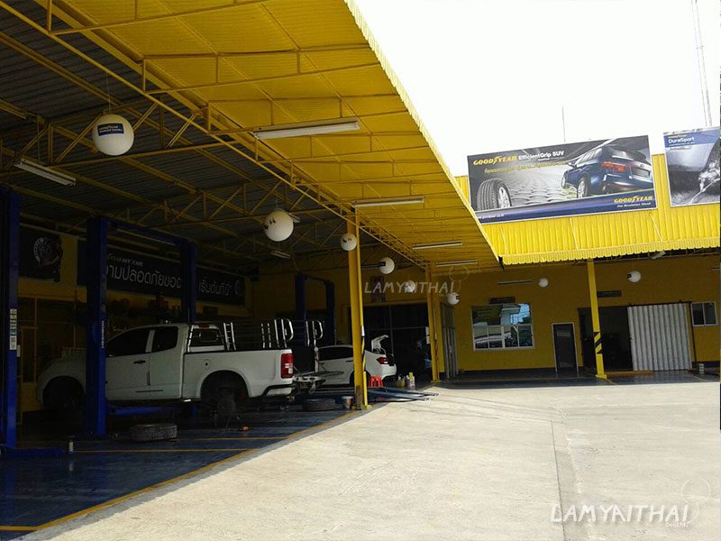 ลูกโป่งตกแต่งสีขาวแขวนเพดาน ศูนย์บริการยางรถยนต์ GOODYEAR