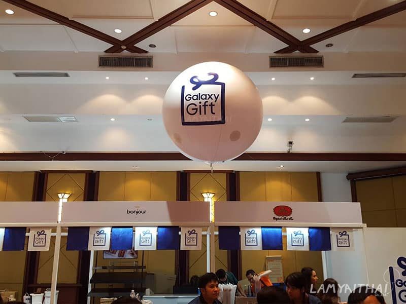 บอลลูนฮีเลียม Galaxy Gift ลอยเหนือบูธในงานอีเวนต์ในอาคาร