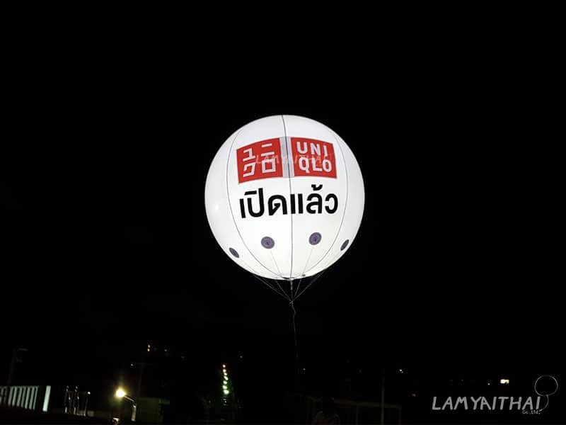 บอลลูนฮีเลียมไฟส่องสว่างพิมพ์โลโก้ UNIQLO ลอยโฆษณาเปิดสาขาใหม่ยามค่ำคืน
