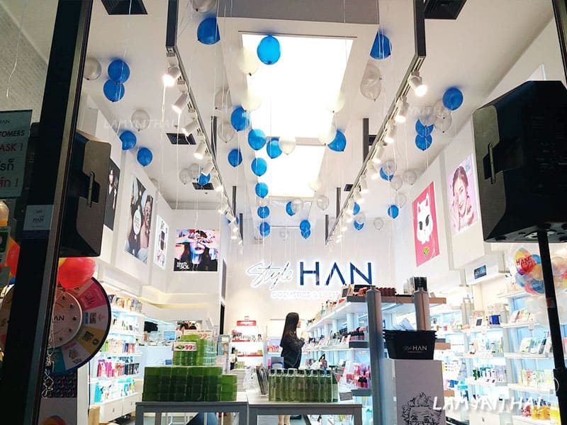 ลูกโป่งฮีเลียมสีฟ้าขาวตกแต่งเพดานร้านเครื่องสำอาง Style HAN