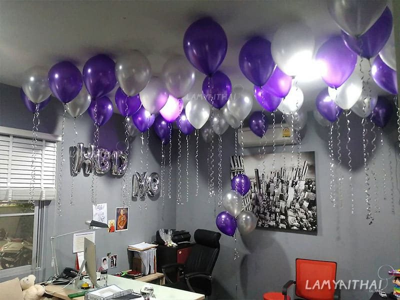ลูกโป่งฮีเลียมสีม่วงเงินลอยเพดานตกแต่งงานวันเกิดในห้องทำงาน