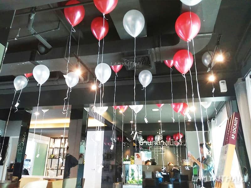 ลูกโป่งตกแต่งฮีเลียมสีแดงเงิน ลอยเต็มเพดานร้านในงานเปิดตัว