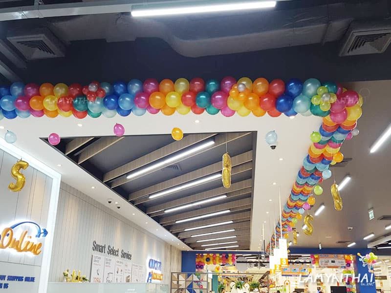 ลูกโป่งตกแต่งแนวเส้นหลากสีเลาะเพดานร้านค้าในห้างสรรพสินค้า