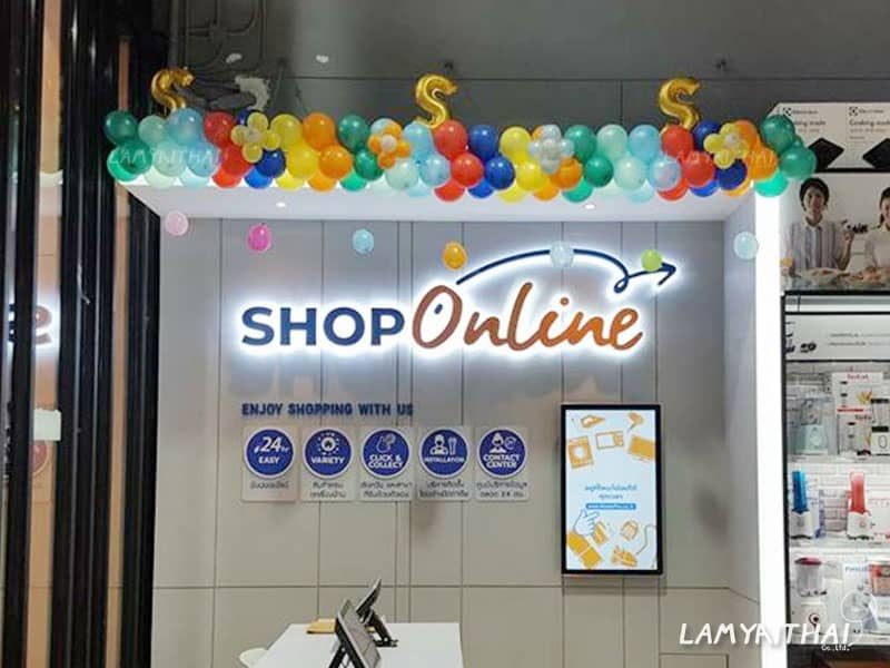 แนวลูกโป่งตกแต่งหลากสีพร้อมฟอยล์ตัว S หน้าโซน Shop Online