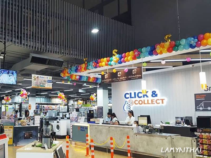 ลูกโป่งตกแต่งราวหลากสี เหนือเคาน์เตอร์ Click and Collect ในห้างสรรพสินค้า