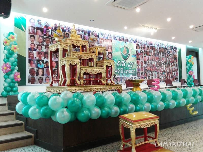 ลูกโป่งตกแต่งแนวยาวสีเขียวขาวประดับเวทีงานเลี้ยงรุ่นพร้อมเสาลูกโป่งดอกไม้