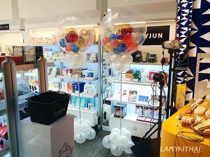 ลูกโป่งใสใส่ลูกโป่งหลากสีบนเสา ตกแต่งร้านเครื่องสำอาง Style HAN