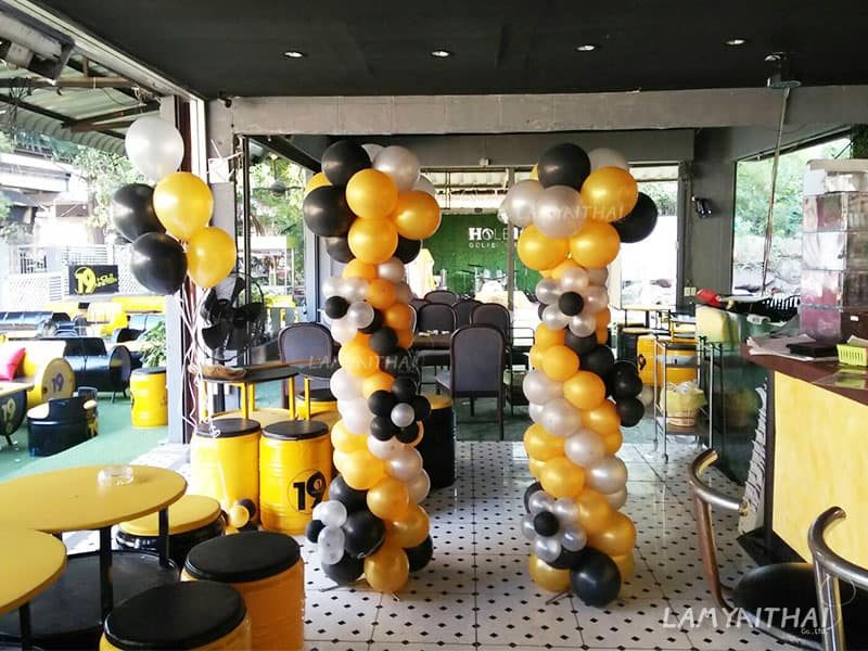 ต้นลูกโป่งสีเหลืองดำเงินคู่ ตกแต่งทางเข้าร้านอาหารธีมกอล์ฟ