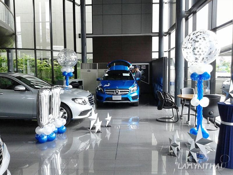 ต้นลูกโป่งโทนน้ำเงินขาวตกแต่งงานเปิดตัวรถในโชว์รูมเมอร์เซเดส-เบนซ์